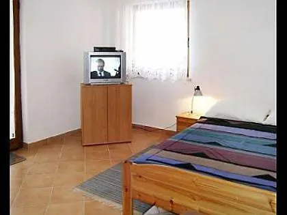 Stjepan- 10 M From Beach Apartman Vir