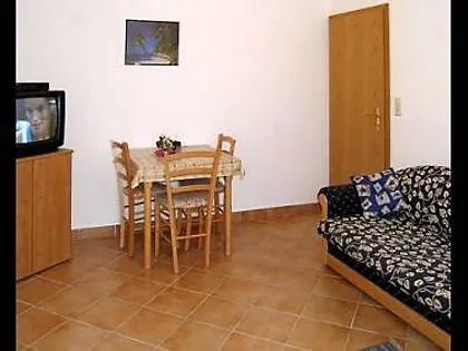 Stjepan- 10 M From Beach Apartman Vir